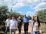 美国华盛顿州苹果专家爱德华教授来公司基地观摩调研.jpg