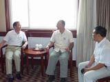 市人社局陈留根局长看望引智专家。.jpg